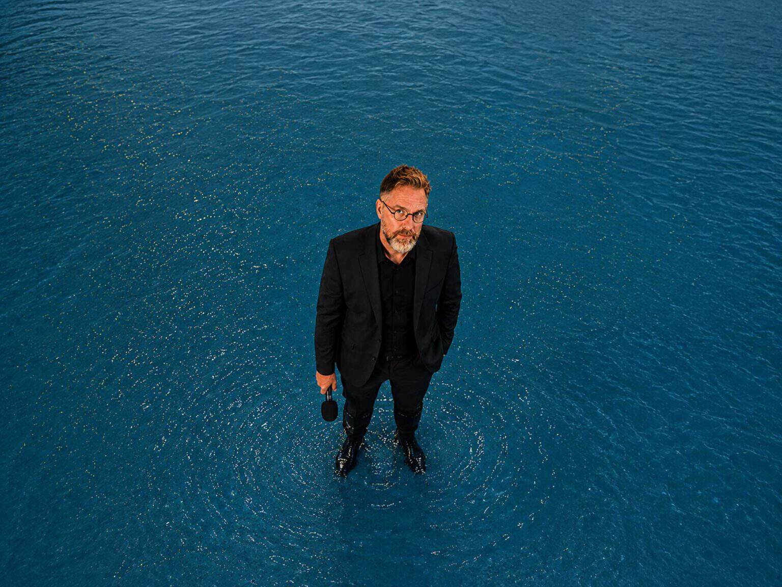 Justus Herrmann mit Mikrofon im Wasser